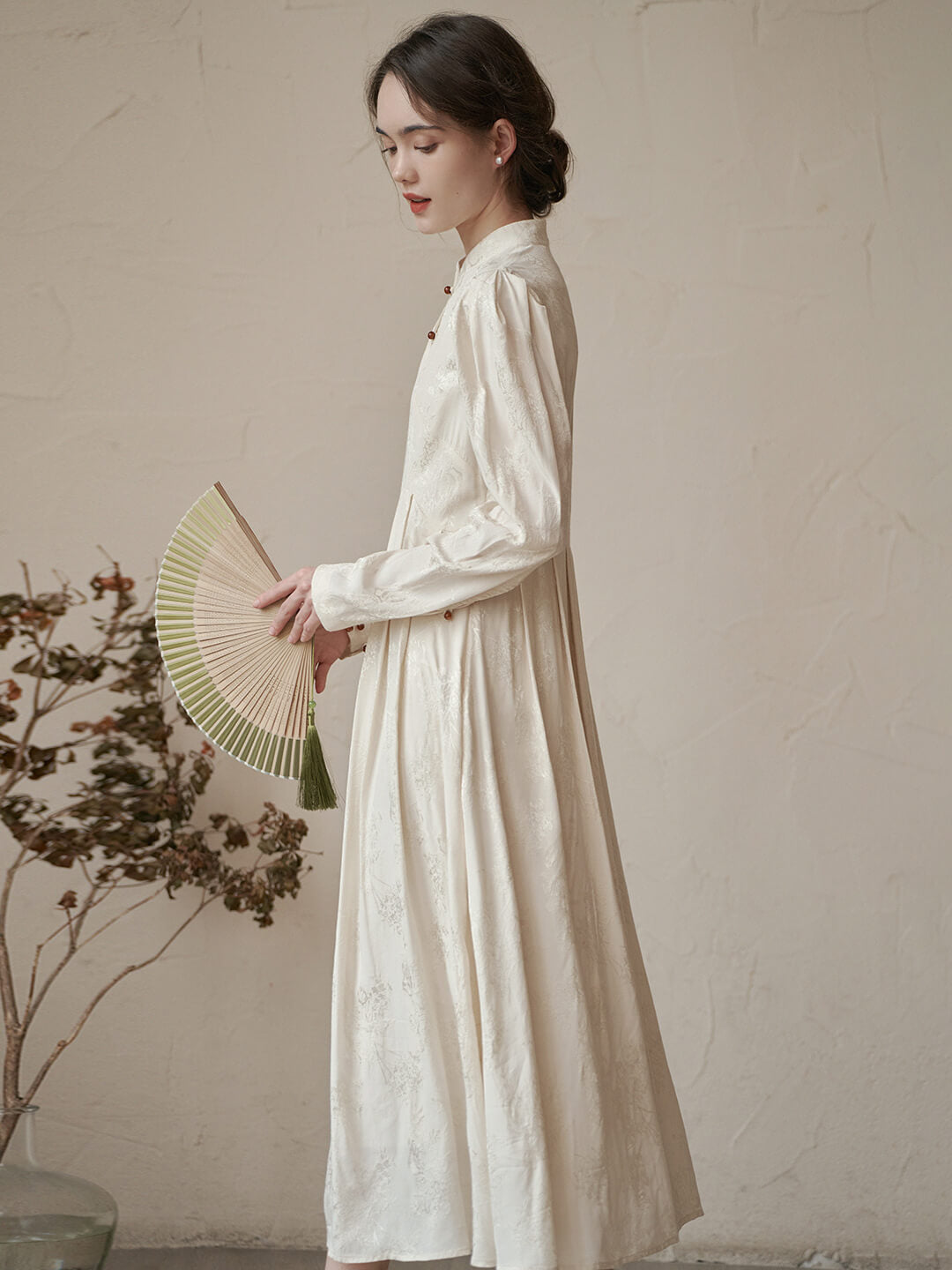 新中式白色斜襟花瓣暗纹洋裝