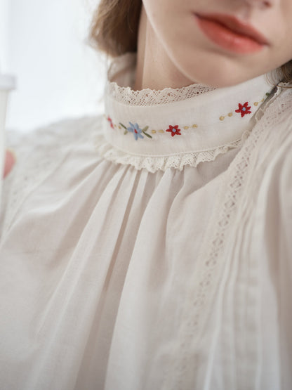 Aylin half turtleneck embroidered white shirt
