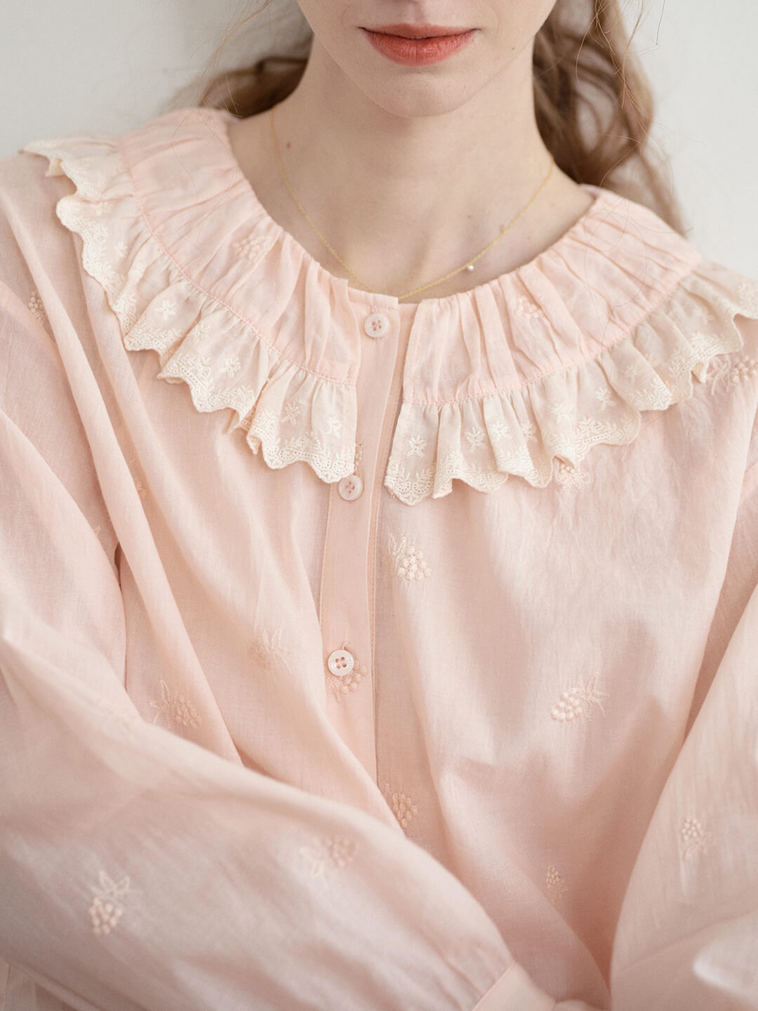 Sabrina 花邊刺繡拉夫領粉襯衫