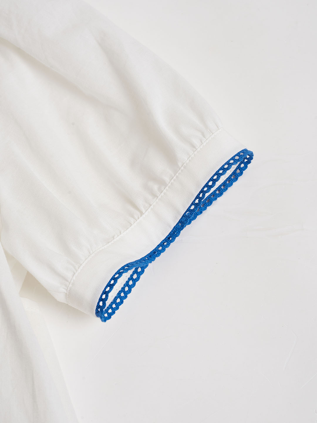 Artemis 花卉刺繡泡泡袖撞色拼接襯衫